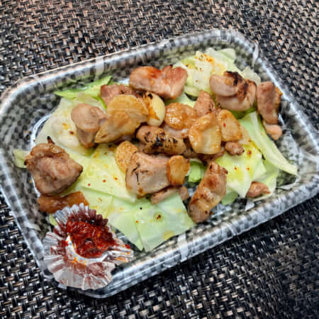 博多地鶏にんにく焼｜北九州市・小倉北区で鉄板焼きのお弁当のテイクアウト・デリバリーなら幸むすび