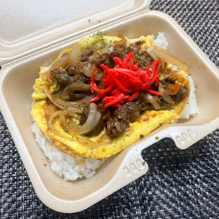 美味しいお肉の牛すじ丼｜北九州市・小倉北区で鉄板焼きのお弁当のテイクアウト・デリバリーなら幸むすび